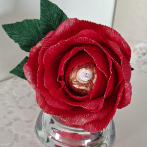 Róża z krepiny włoskiej. Z cukierkiem Ferrero ROCHER.