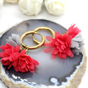 delikatne kolczyki kółeczka z kwiatkami