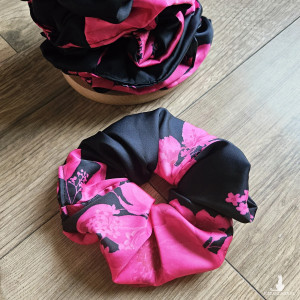 Gumka satynowa z miękkiej satyny we wzory malowane kwiaty malarskie amarantowe