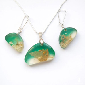 Zestaw biżuterii z zielonej żywicy – kolczyki i wisiorek z pokrzywą