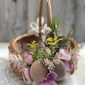 Koszyczek wielkanocny z dekoracją, koszyk wiklinowy