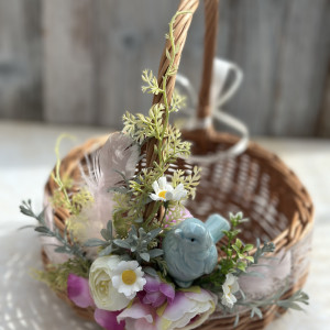 Koszyczek wielkanocny z dekoracją, koszyk wiklinowy