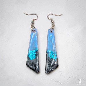 Kolczyki handmade z żywicy epoksydowej – unikatowe z perlowym blaskiem