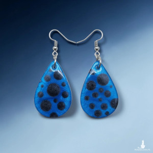 Kolczyki z żywicy – unikatowy wzór w odcieniach niebieskiego