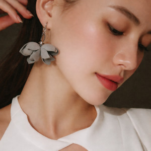 Kolczyki szare kwiaty