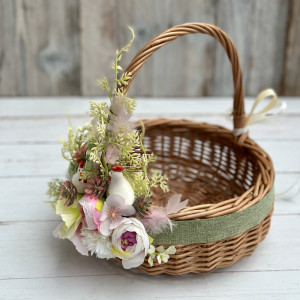 Koszyczek wielkanocny z dekoracją, koszyk wiklinowy