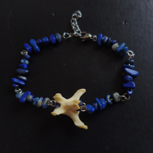 Bransoletka z kamieniami lapisu lazuli oraz kością lisa