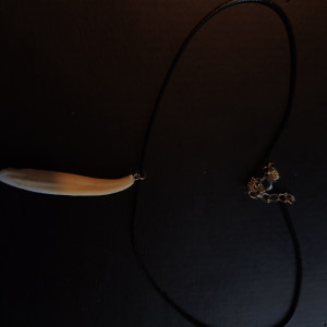 Sznurkowy Naszyjnik z zębem dzika