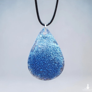 Wisiorek handmade z żywicy – kropla, niebieski efekt bąbelków, rękodzieło