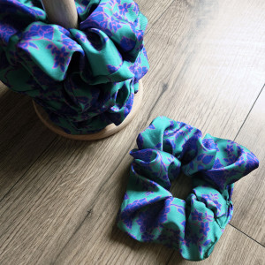 Gumka satynowa z miękkiej satyny we wzory malowane kwiaty malarskie graficzne pewnie strokrotki