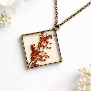 Wisiorek z żywicy w antycznej oprawie – czerwone kwiaty szczawiu