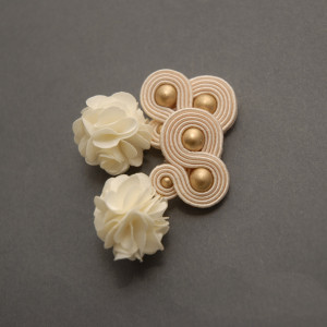 kremowe kolczyki lub klipsy sutasz z kwiatkami