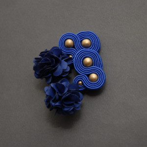 kobaltowe kolczyki lub klipsy sutasz z kwiatkami