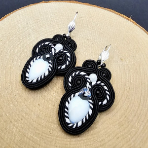 Czarno-białe kolczyki sutasz