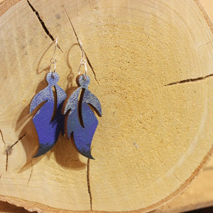 Ażurowe drewniane kolczyki Pióro