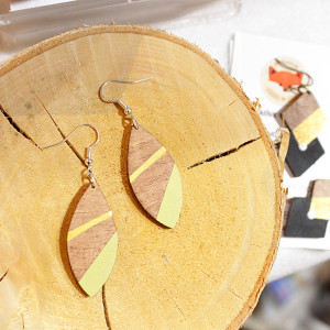 Ręcznie robione drewniane kolczyki – Minimalizm w stylu Eko