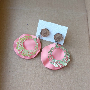 🌸 Kolczyki „Coral Bloom” – Ażurowa Elegancja & Drewno