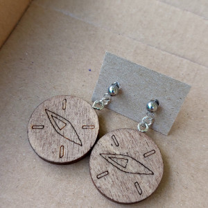 🧭 Drewniane Kolczyki „Azymut” – Przygoda i Natura