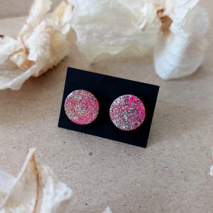 Drewniane Kolczyki „Różowy Blask” – Okrągłe Sztyfty z Brokatem