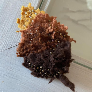 Broszka liść z filcu