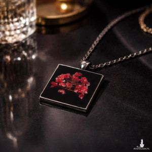 Antracytowy wisiorek z żywicy – czerwone kwiaty smagliczki rękodzieło