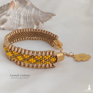 Bransoletka "gąsieniczka" żółto-złota - wykończenia ze stali szlachetnej