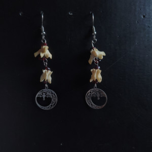 Kolczyki z kamieniami granatu oraz kośćmi gryzonia z zawieszka nietoperza