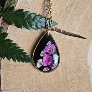 Złota zawieszka złoty wisiorek z gipsówką kwiaty czarna różowa