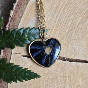 Złota zawieszka złoty wisiorek kwiat naszyjnik żywica z żywicy kwiaty czarne niebieskie