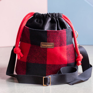 Czarno-czerwona listonoszka z kominem w kratę