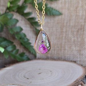 Złota zawieszka złoty wisiorek kwiat naszyjnik żywica z żywicy kwiaty łezka różowa