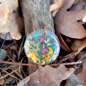 Zawieszka z żywicy „Łąka”. Bukiet kwiatów zamknięty w zawieszce z żywicy