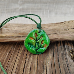 Leśna Kropla – zielony wisiorek z motywem roślinnym