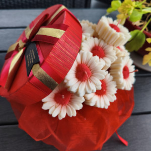 Candle flower box XL stokrotki z sercem wykonany z naturalnych świec sojowych z aromatem