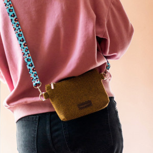 Miodowa mini kopertówka z plecionki