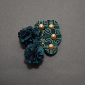 zielone kolczyki lub klipsy sutasz z kwiatkami