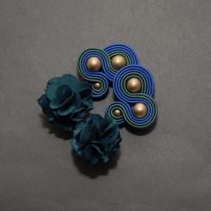 zielono-niebieskie kolczyki lub klipsy sutasz z kwiatkami