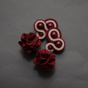 bordowo-kremowe kolczyki lub klipsy sutasz z kwiatkami