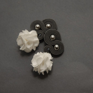 grafitowo-białe kolczyki lub klipsy sutasz z kwiatkami