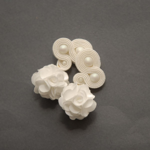 białe kolczyki lub klipsy sutasz z kwiatkami