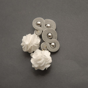 szaro-białe kolczyki lub klipsy sutasz z kwiatkami