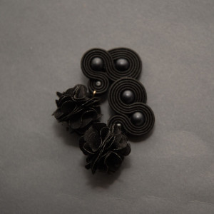 czarne kolczyki lub klipsy sutasz z kwiatkami