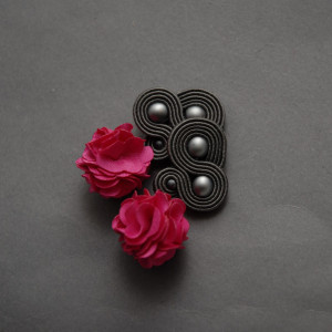 grafitowo-fuksjowe kolczyki lub klipsy sutasz z kwiatkami