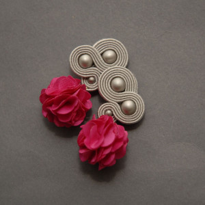 szaro-fuksjowe kolczyki lub klipsy sutasz z kwiatkami