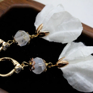 delikatne kolczyki kwiatowe