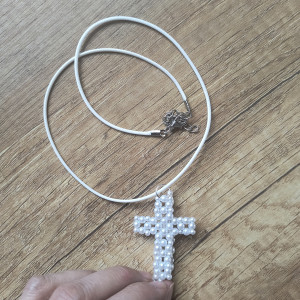 Krzyżyk na sznurku