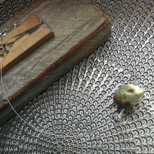 naszyjnik kolia koło obroża kamienie metal