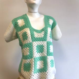 Wiosenna bluzka robiona na szydełku