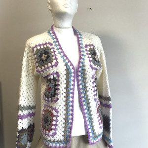 Oryginalny, krótki kardigan z kapturem