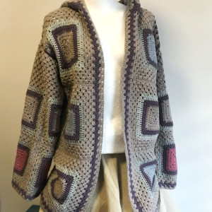 Wiosenny kardigan z kapturem